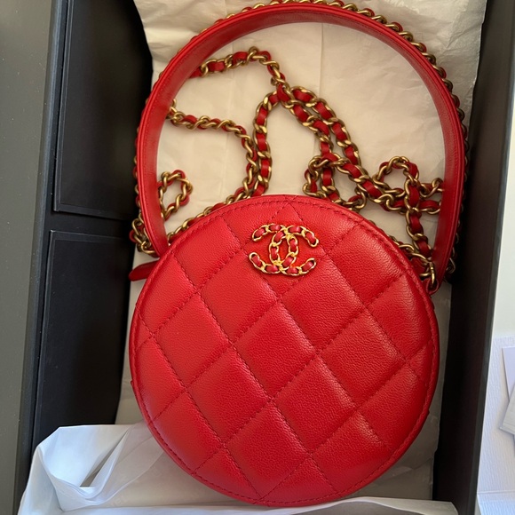 💞Authentic💞Chanel red round clutch crossbody- lambskin leather - Picture 4 of 11